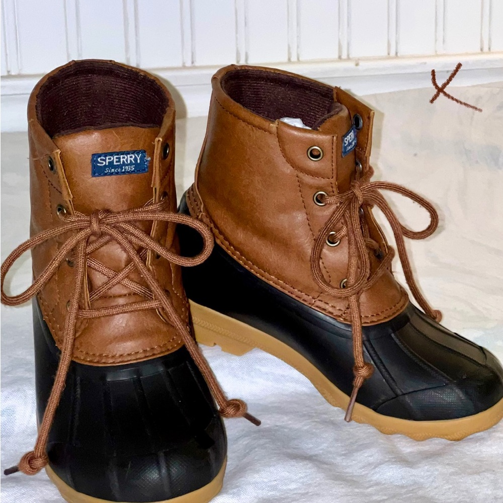 SPERRY Unisex Port Duck Boot (Big Kids Size 1 & Tan/Navy)